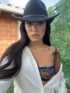 MystiqueXXX stripchat live cam model