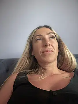 RaquelleDevon stripchat live cam model
