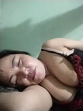 NAAYA8190 stripchat live cam model
