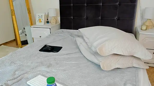 MiraVersse stripchat live cam model
