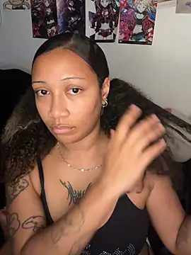 badgirluzi stripchat live cam model