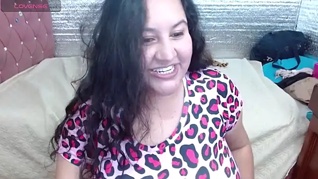 EMILY-NESSA stripchat live cam model