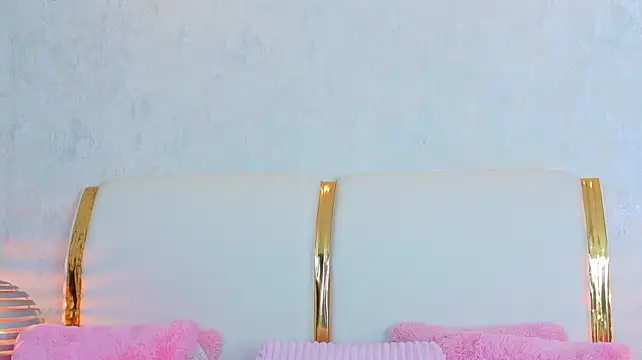 NaiomyLanes stripchat live cam model