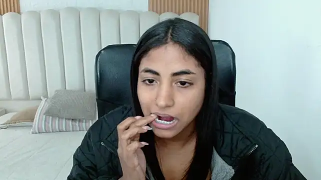 shaneelle stripchat live cam model