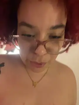 Leyah__ stripchat live cam model