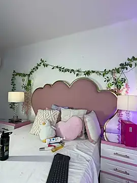NahiaraReina stripchat live cam model