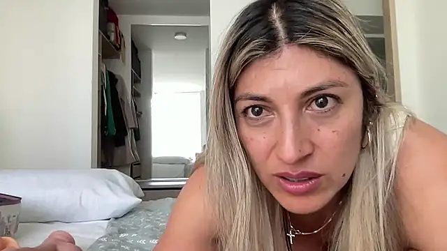 LunaBeya stripchat live cam model