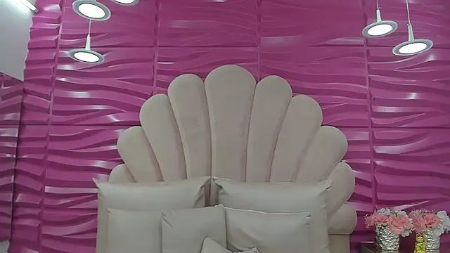 Zara-Rey stripchat live cam model