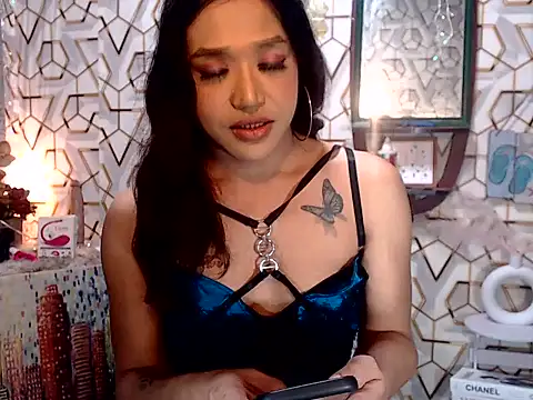UrQueenBigCums stripchat live cam model