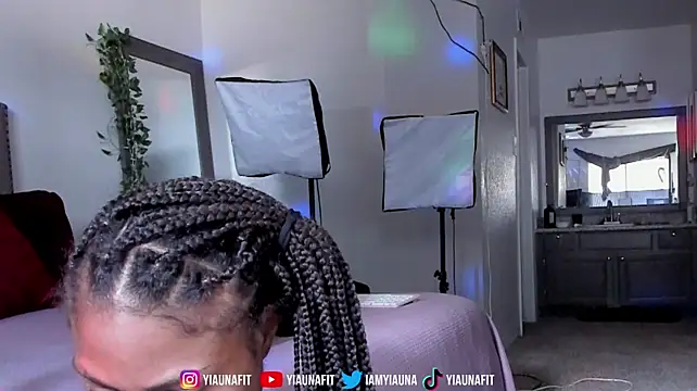 yiauana stripchat live cam model