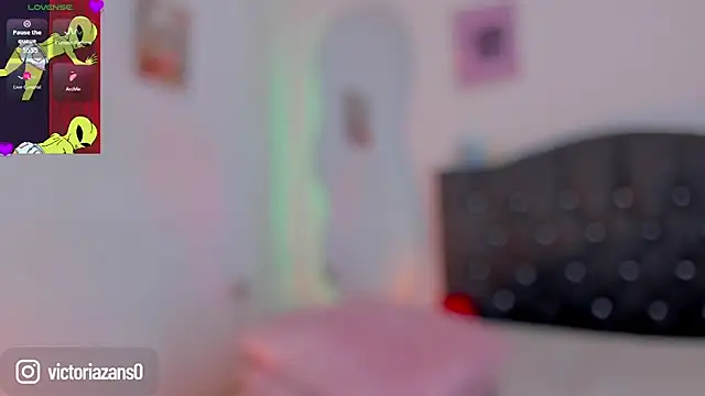 Vickyallien stripchat live cam model