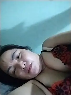 NAAYA8190 stripchat live cam model