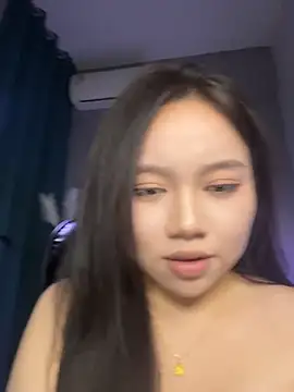 QiQi-2001 stripchat live cam model
