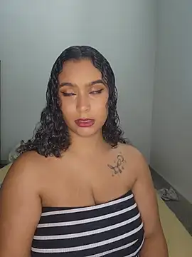 cinnaminnie stripchat live cam model