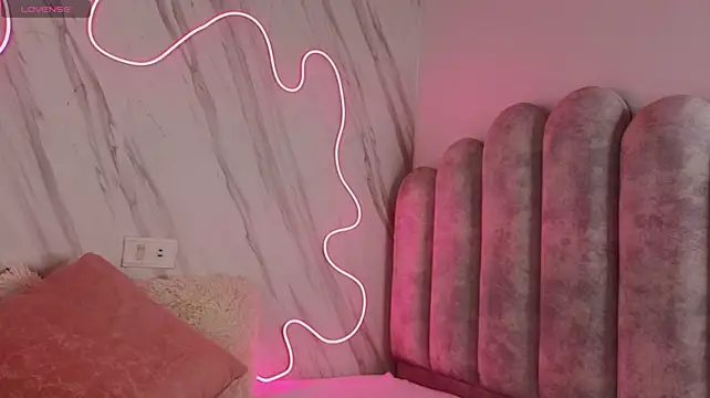 zaraquiinn stripchat live cam model
