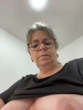 slutgold stripchat live cam model