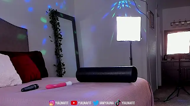 yiauana stripchat live cam model