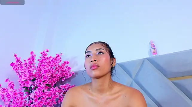 YesyHills stripchat live cam model
