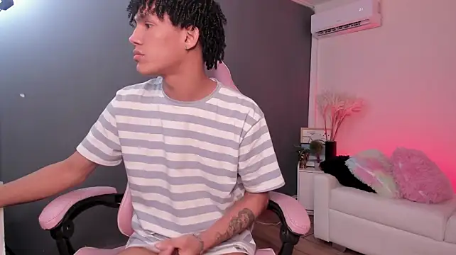 NoahBull19 stripchat live cam model