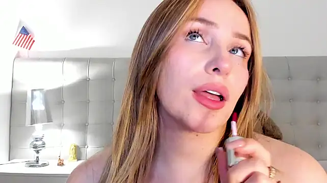 HollyBlondde stripchat live cam model
