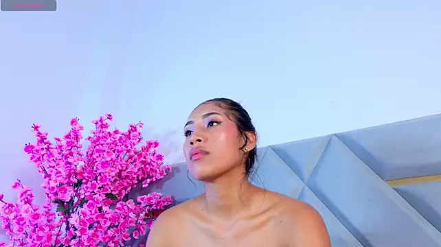 YesyHills stripchat live cam model
