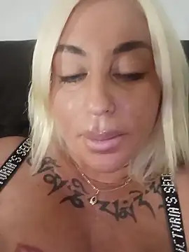 MiaMooly stripchat live cam model