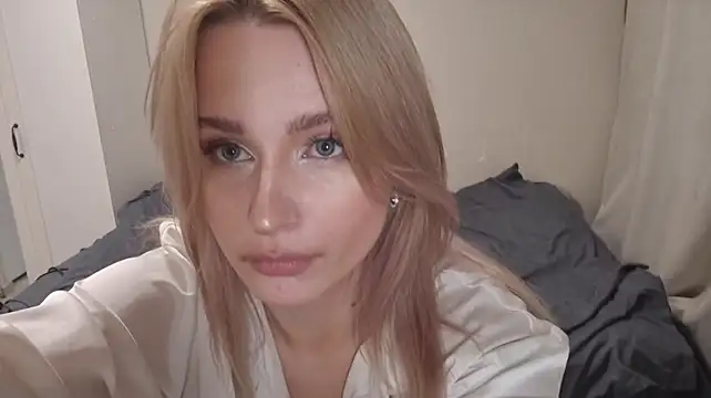 BloomMoon stripchat live cam model