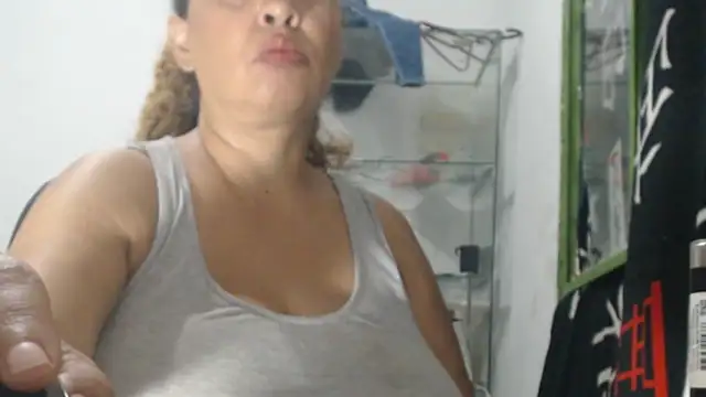 BustyAmanda stripchat live cam model