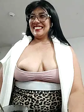aisha_latina stripchat live cam model