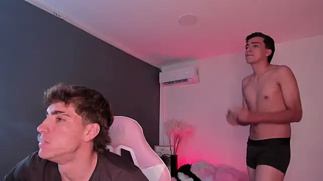 Handsomeboyss19 stripchat live cam model