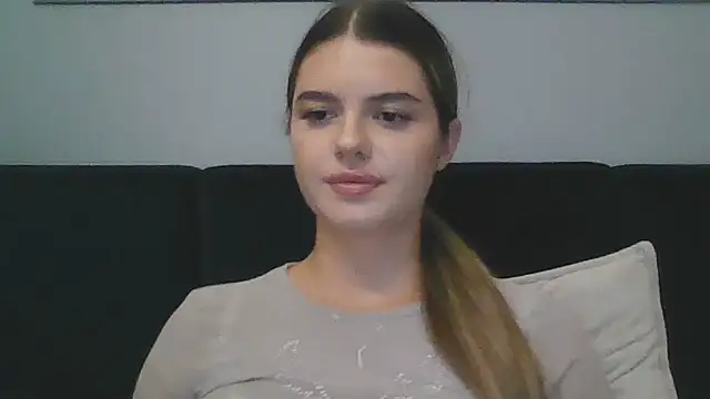 PrettyHottie stripchat live cam model