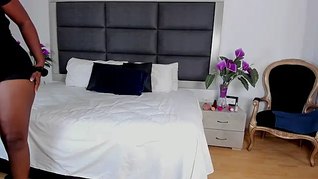 NaomiDixonn stripchat live cam model