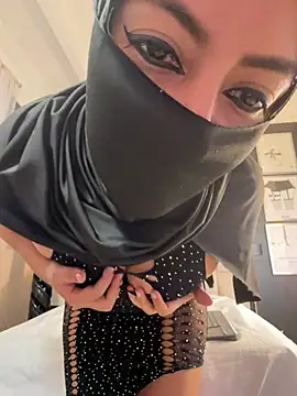 Qamar_Khalifa stripchat live cam model