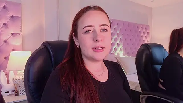 FoxieNova stripchat live cam model