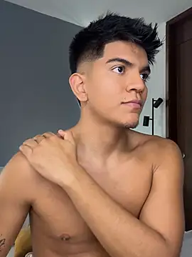 OnlySantty stripchat live cam model