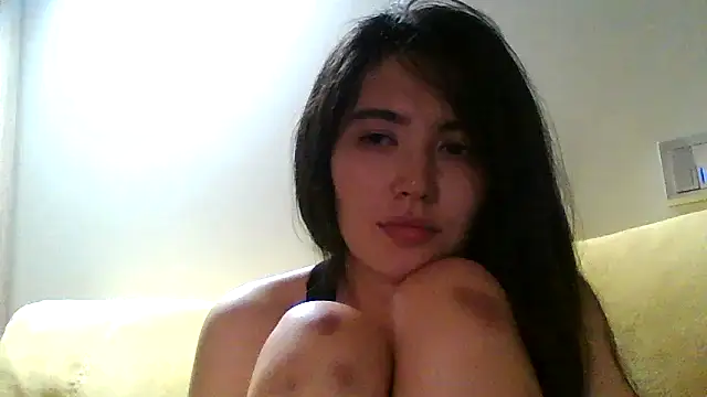 Luneyaa stripchat live cam model