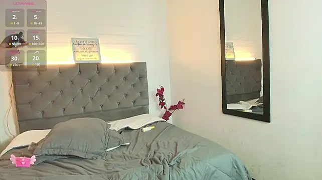 Moonnblue_ stripchat live cam model