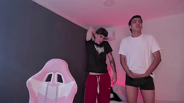 Handsomeboyss19 stripchat live cam model