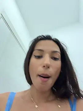-_MiaQueen_- stripchat live cam model