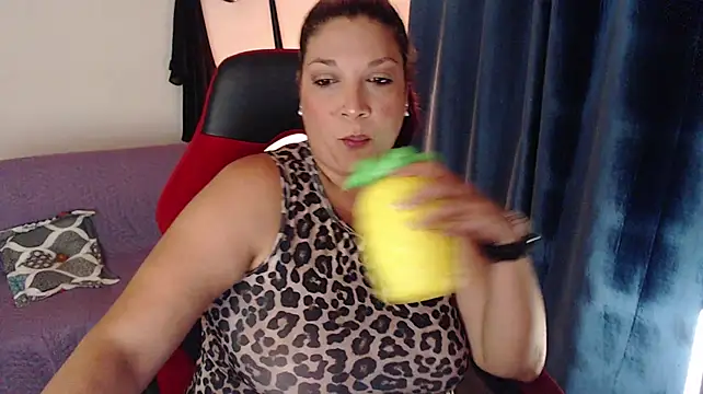 Scarlette_thoms stripchat live cam model