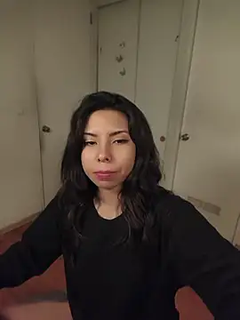 ivihetaira stripchat live cam model