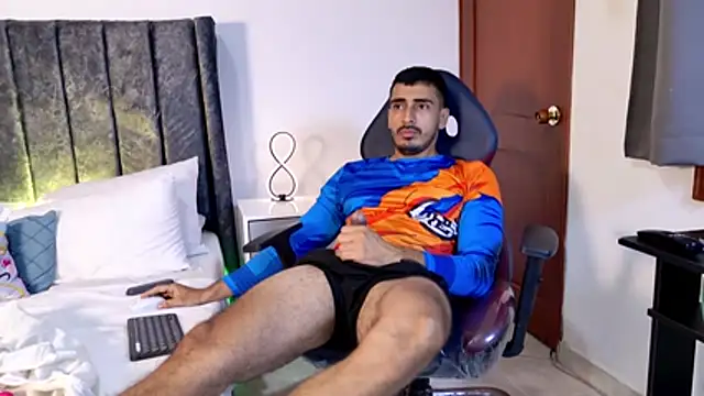 muscle_ares stripchat live cam model
