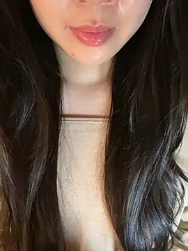 Uyennii02 stripchat live cam model