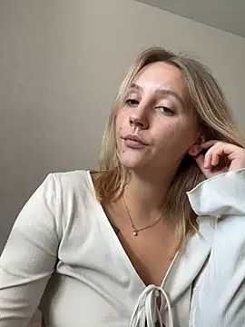 Ann_first_kiss stripchat live cam model