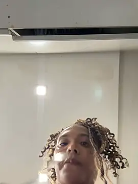 KyaraMiller stripchat live cam model
