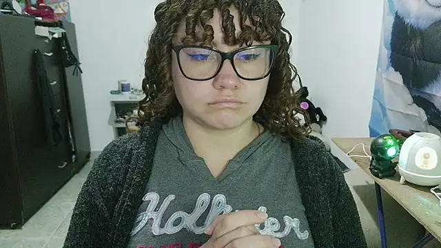 curly_greeneyed stripchat live cam model