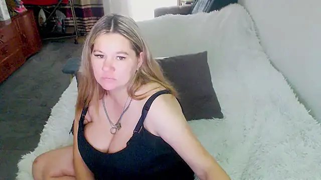 Juliamodest1 stripchat live cam model