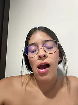 Isaaaaqueen stripchat live cam model