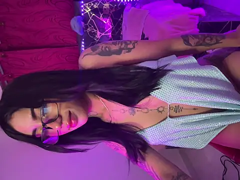 Gut-Neva stripchat live cam model