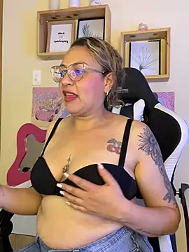 carolagomezz stripchat live cam model